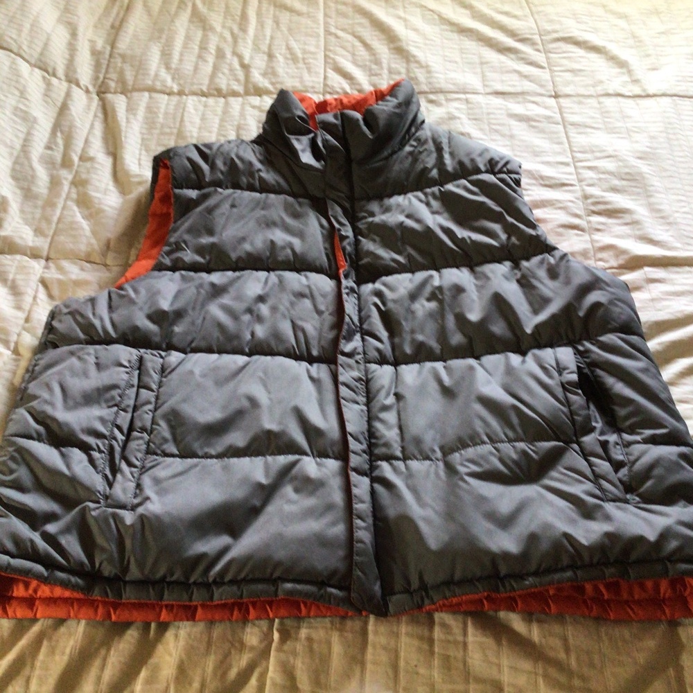 Reversible puffer vest